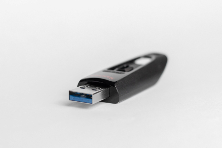A USB stick lying on a desk: a reminder to avoid using unknown removable storage to prevent ransomware A USB stick lying on a desk: a reminder to avoid using unknown removable storage to prevent ransomware