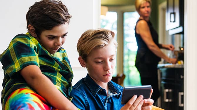 kids looking to smartphone
