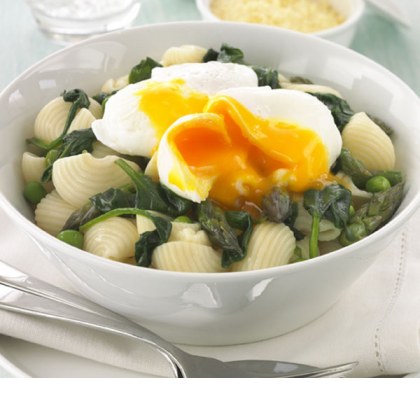 Poached egg and green vegetable pasta