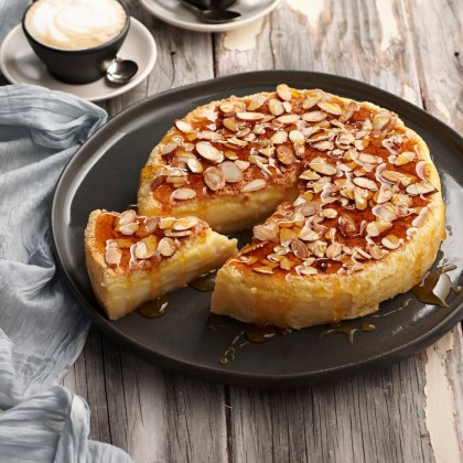 Magic Beesting Custard Cake