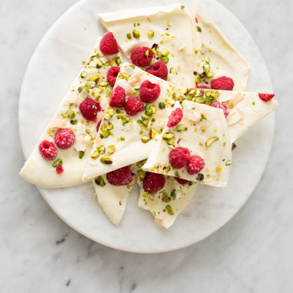 Healthy Frozen Yoghurt Bark with Raspberries