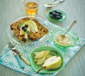 Raisin Toast Spread with Spiced Ricotta, Pears and Blueberries Raisin Toast Spread with Spiced Ricotta, Pears and Blueberries
