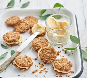 ANZAC and Golden Syrup Biscuit Sandwiches ANZAC and Golden Syrup Biscuit Sandwiches