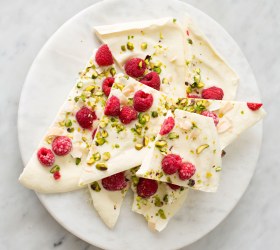 Healthy Frozen Yoghurt Bark with Raspberries