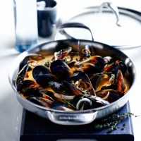 Wine, Saffron and Chilli Infused Mussels