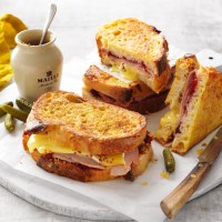 Ham, cranberry and camembert French toasts