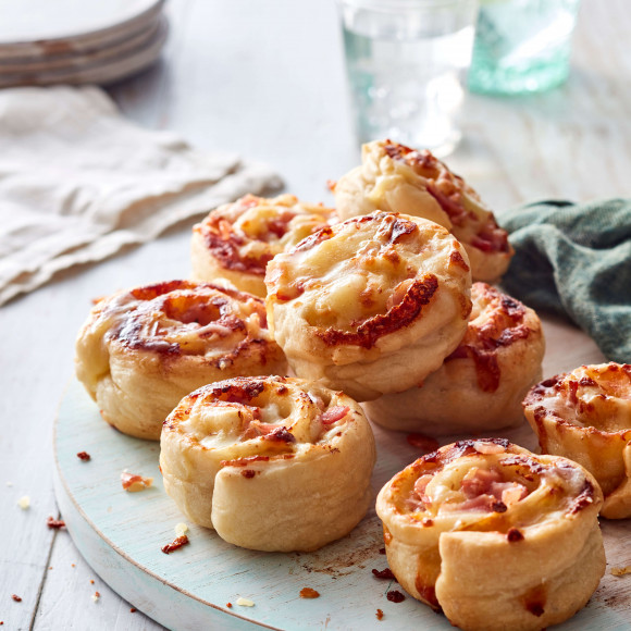 Easy Bacon and Cheese pizza scrolls recipe