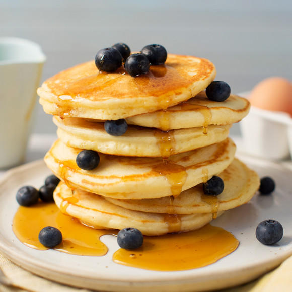 Easy pancake recipe for kids. Makes delicious and fluffy pancakes.