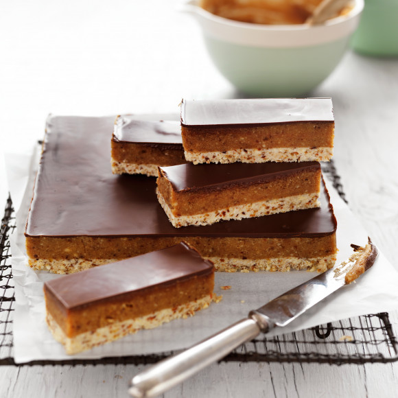 Raw No-bake choc-caramel slice recipe made with dates
