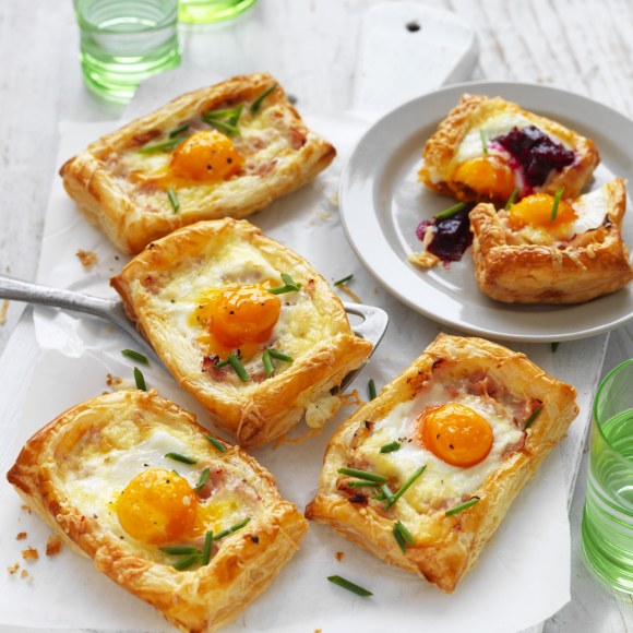 Cheesy, Tomato Pesto, Ham and Egg Puffs