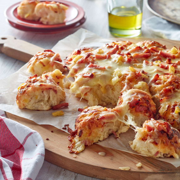 Hawaiian pizza savoury monkey bread