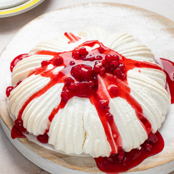 Strawberry Sugar Free Pavlova by Lakanto