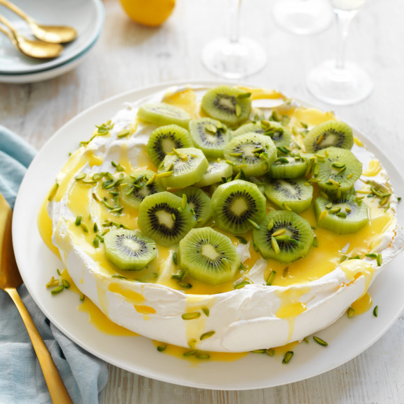 Classic pavlova with lemon curd and kiwi fruit 