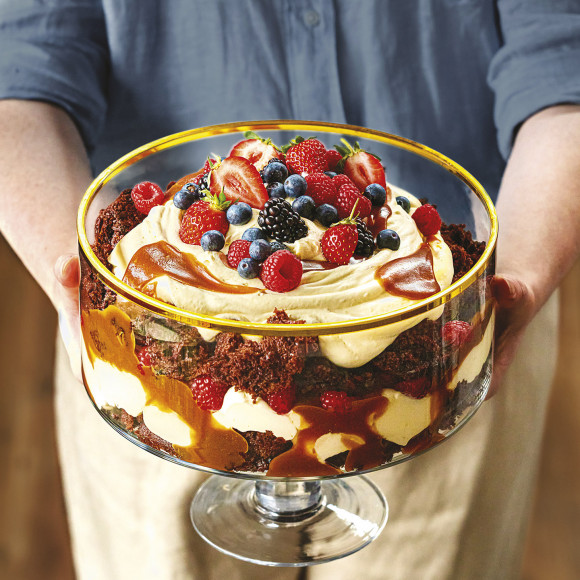 Caramel trifle with berries
