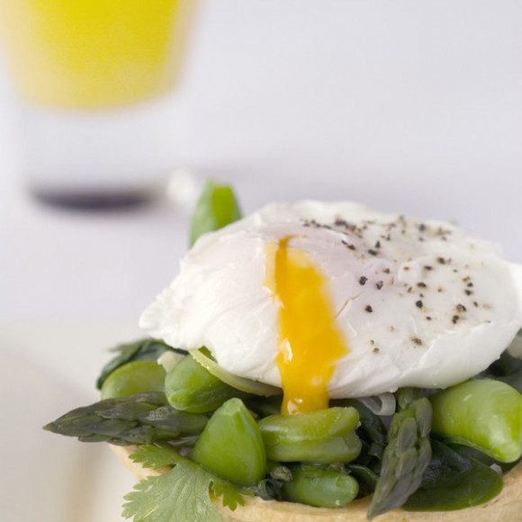 Green vege tarts with soft egg