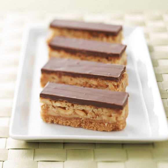 Easy Caramel Peanut Slice