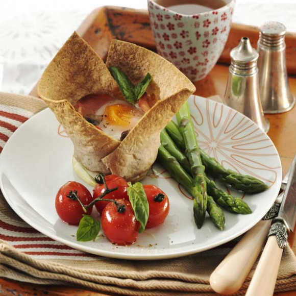 Breakfast bread bowl with egg