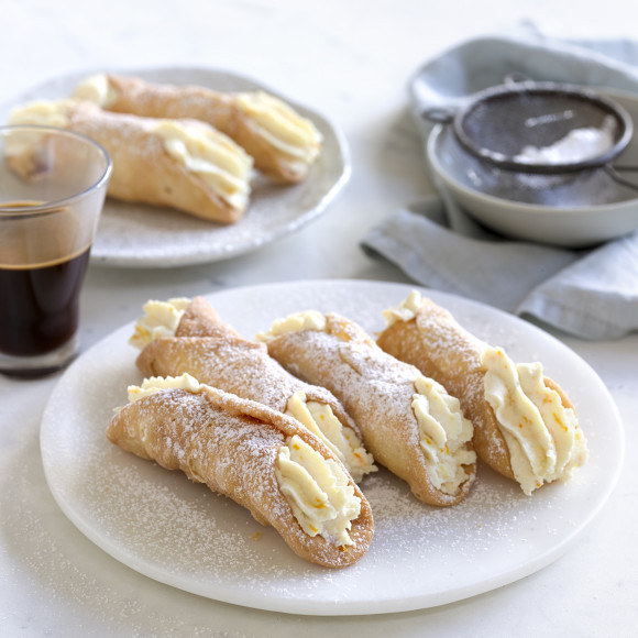 Classic Italian Cannoli filing 