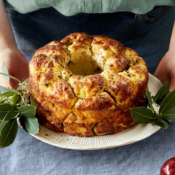Garlic bread wreath pull apart