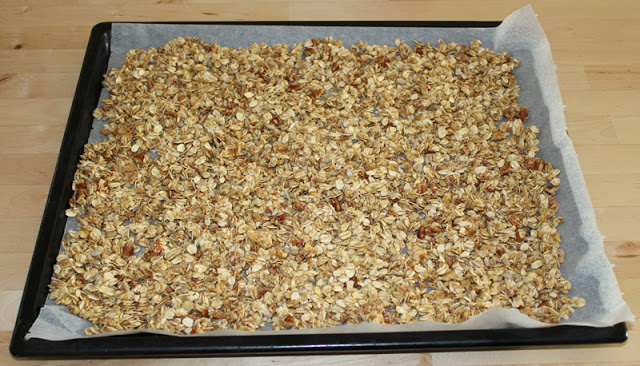 hausgemachtes Knuspermüsli auf einem Backblech