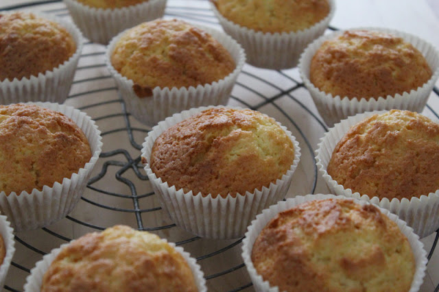 gebackene Muffins der Backmischung für Cupcakes von Dr. Oetker