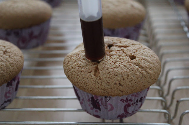 Espresso wird mit einer Spritze in die Cupcakes injiziert
