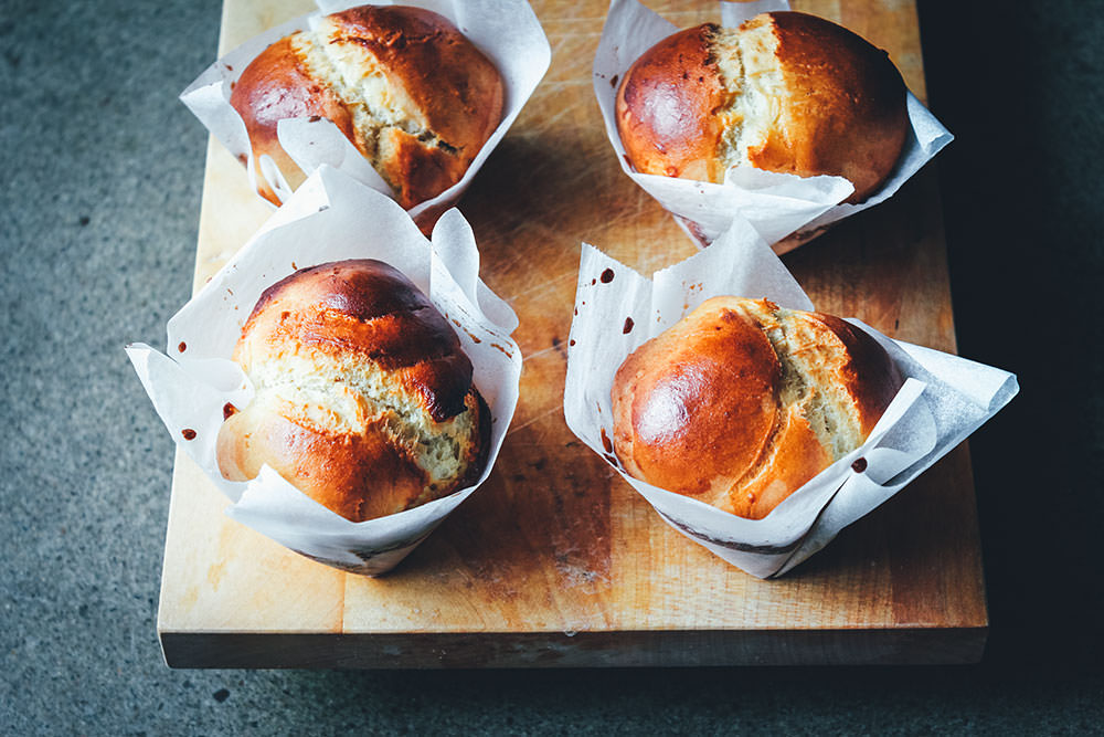 Grundrezept für Hefeteig als Hefegebäck zum Frühstück | von Brioche über Hefezopf bis Einback und Rosinenbrötchen lässt sich der Universalteig in alles verwandeln. Wunderbar für Frühstück und Brunch! | moeyskitchen.com