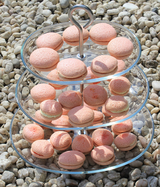 Rezept für Macarons mit weißer Schokoladenganache und Mascarponecreme-Füllung frisch gebackene Macarons mit zweierlei Füllung auf einer Etagere