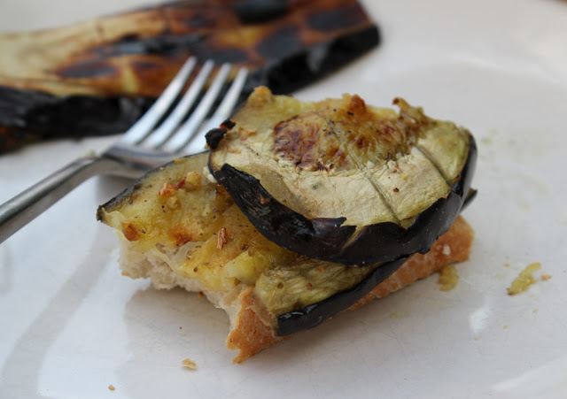 gegrillte Aubergine auf Baguette