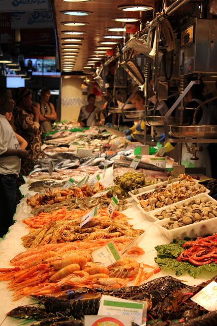 ein Fischhändler in der Boqueria in Barcelona