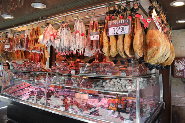 spanischer Schinken in der Boqueria in Barcelona