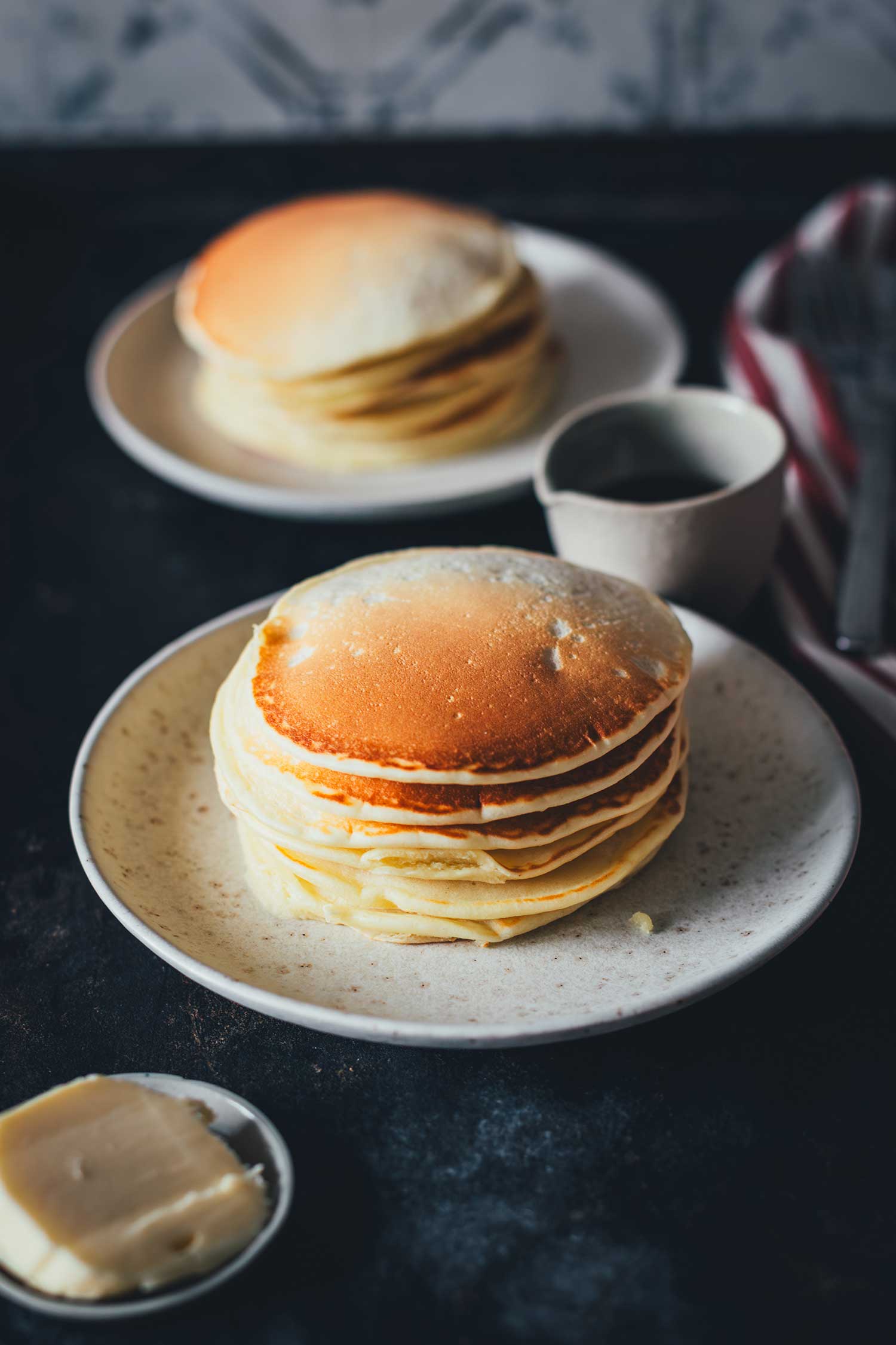 Nahaufnahme von zwei Pancakestapeln auf Tellern | moeyskitchen.com