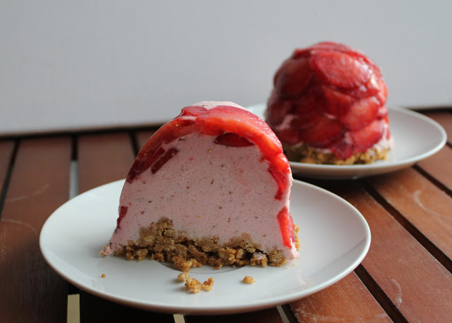 angeschnittende Charlotte mit Sahne, Quark und Erdbeeren