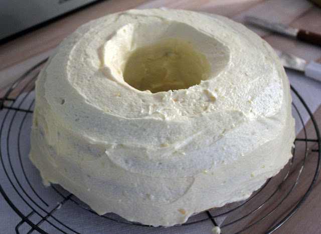 Frankfurter Kranz, mit Buttercreme bestrichen