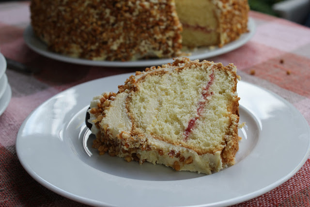 ein Stück Frankfurter Kranz auf dem Kuchenteller