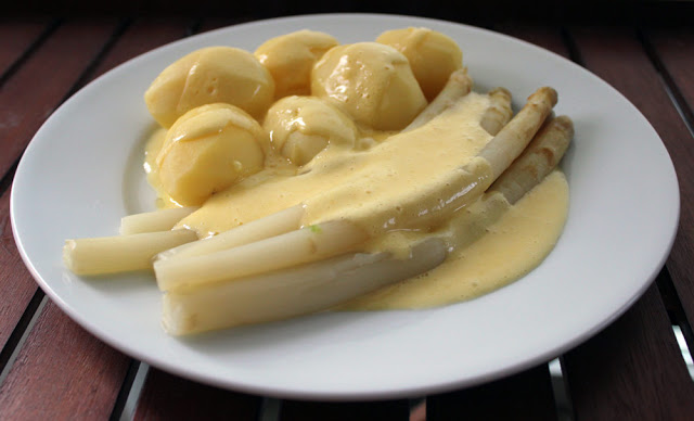 frische, selbst gemachte Sauce Hollandaise mit Spargel und Kartoffeln