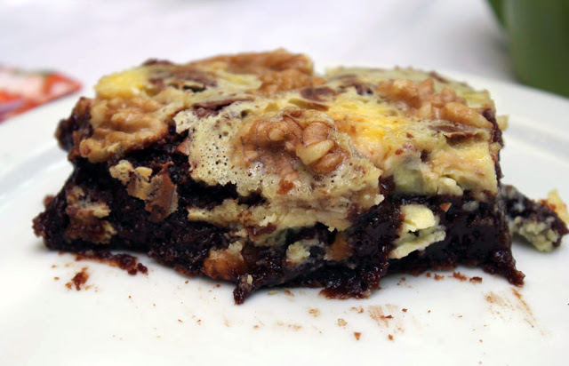 Ein Stück Brownie mit Frischkäse und Walnüssen