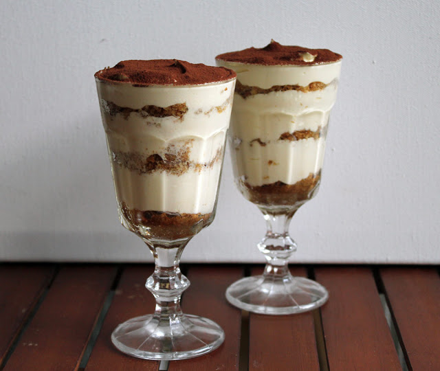 zwei Gläser mit Tiramisu, als Trifle geschichtet