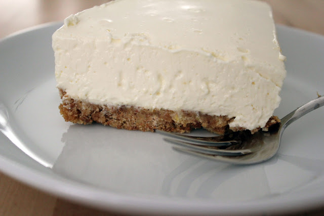 ein Stück Käsekuchen aus dem Kühlschrank ohne Backofen