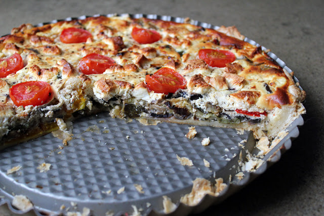 Anschnitt der Blätterteig-Tarte mit gegrilltem Gemüse