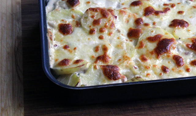 knusprig braun gebackener Kartoffelauflauf