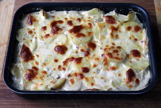 Knusprig überbackener, cremiger Kartoffelauflauf