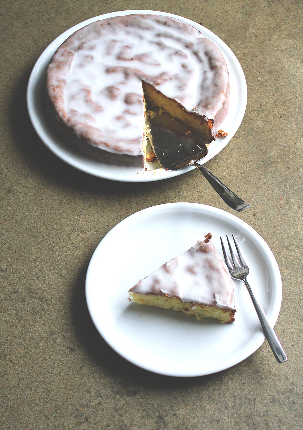 Rezept für Macadamia-Kuchen mit Kokos und Zitrone von moeyskitchen.com