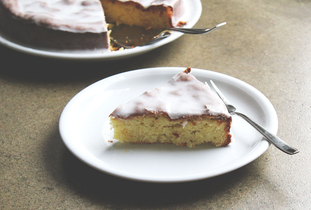 Rezept für Macadamia-Kuchen mit Kokos und Zitrone von moeyskitchen.com