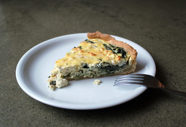 Ein Stück Quiche mit Mangold und Feta