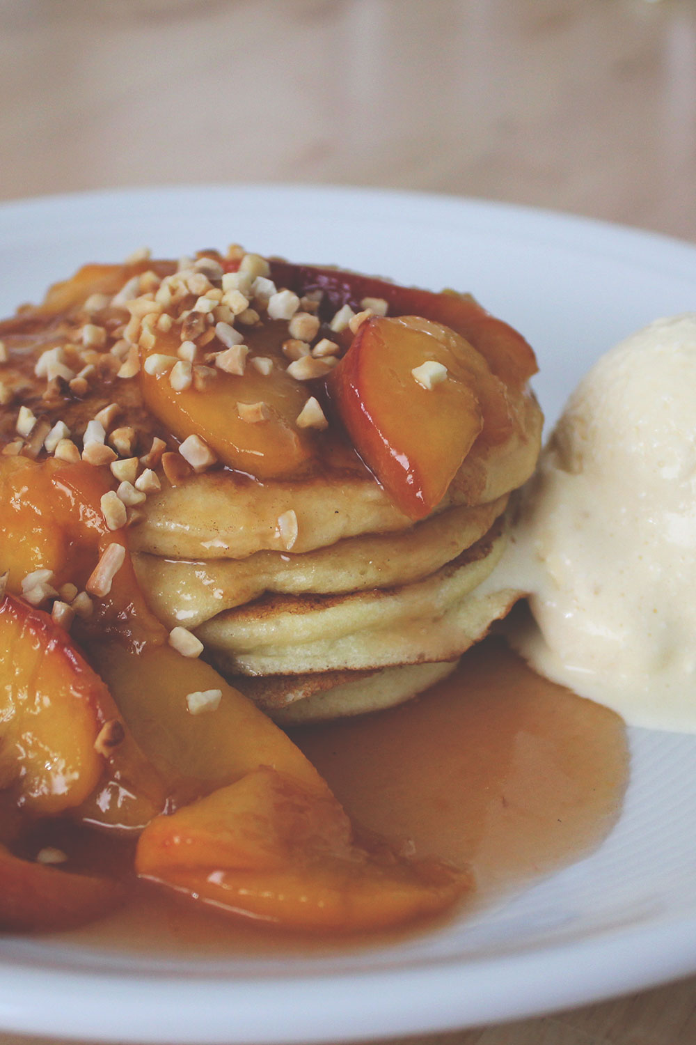 Rezept für Ricotta-Pancakes mit karamellisierten Pfirsichen und Semifreddo aus weißer Schokolade | moeyskitchen.com
