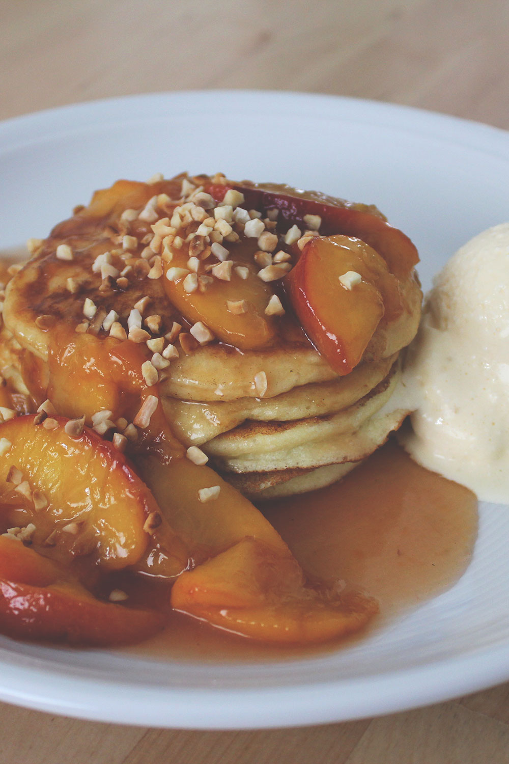Rezept für Ricotta-Pancakes mit karamellisierten Pfirsichen und Semifreddo aus weißer Schokolade | moeyskitchen.com
