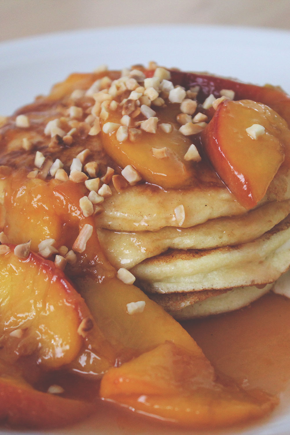 Rezept für Ricotta-Pancakes mit karamellisierten Pfirsichen und Semifreddo aus weißer Schokolade | moeyskitchen.com