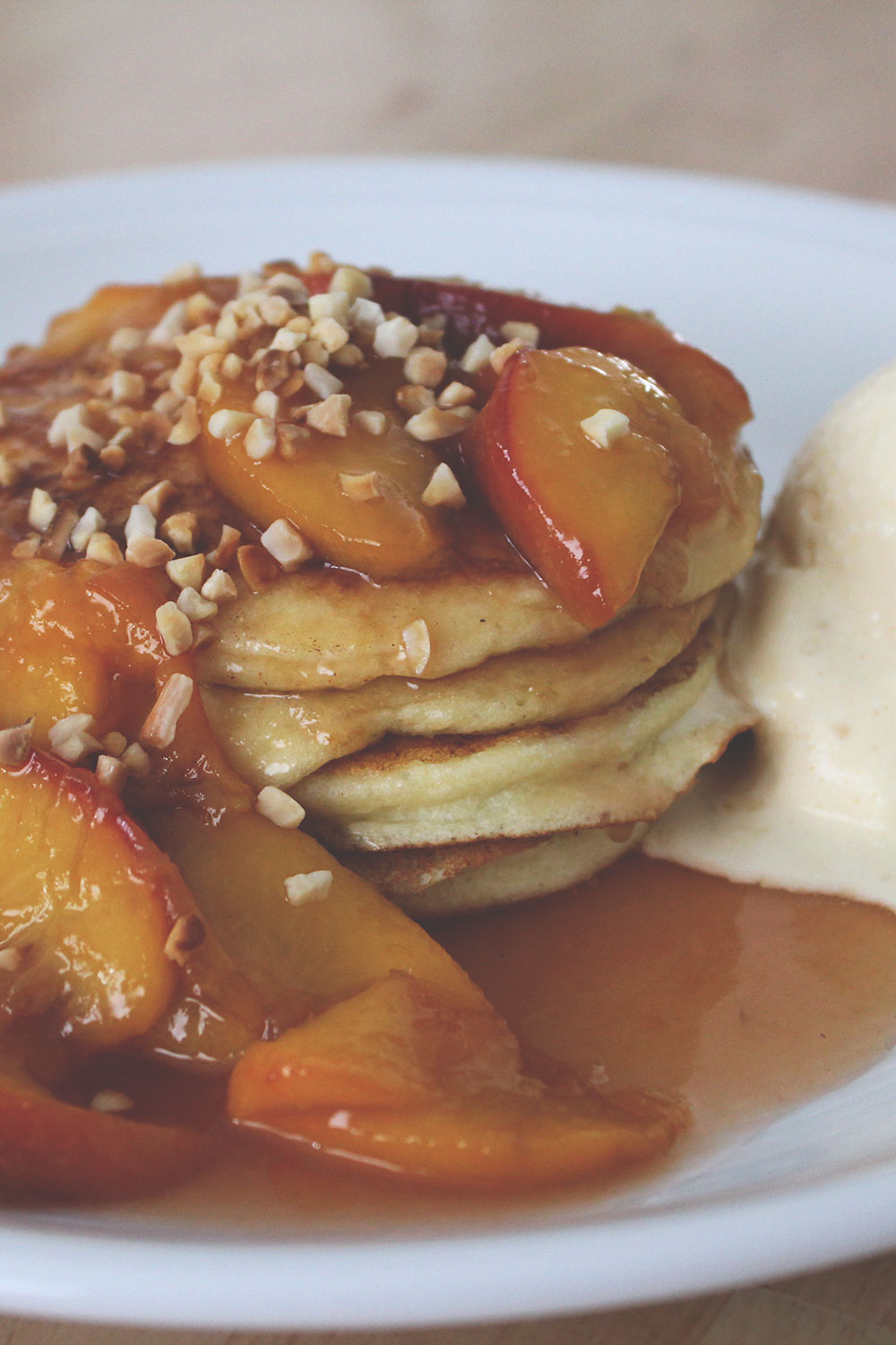 Rezept für Ricotta-Pancakes mit karamellisierten Pfirsichen und Semifreddo aus weißer Schokolade | moeyskitchen.com