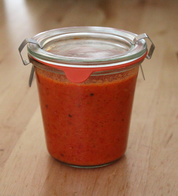 frisch gemachtes Ajvar im Weckglas